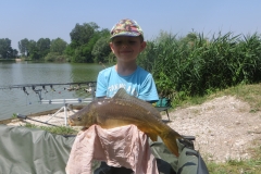 Scuola di Carpfishing foto ricordo davanti alla culla della Kkarp