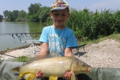 Scuola di Carpfishing stiamo imparando a tenere in mano la carpa per la foto ricordo